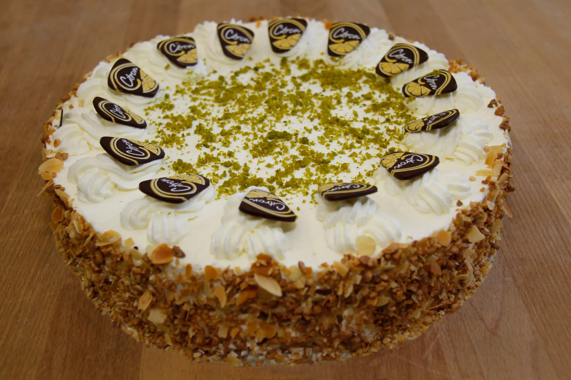 Zitronensahnetorte